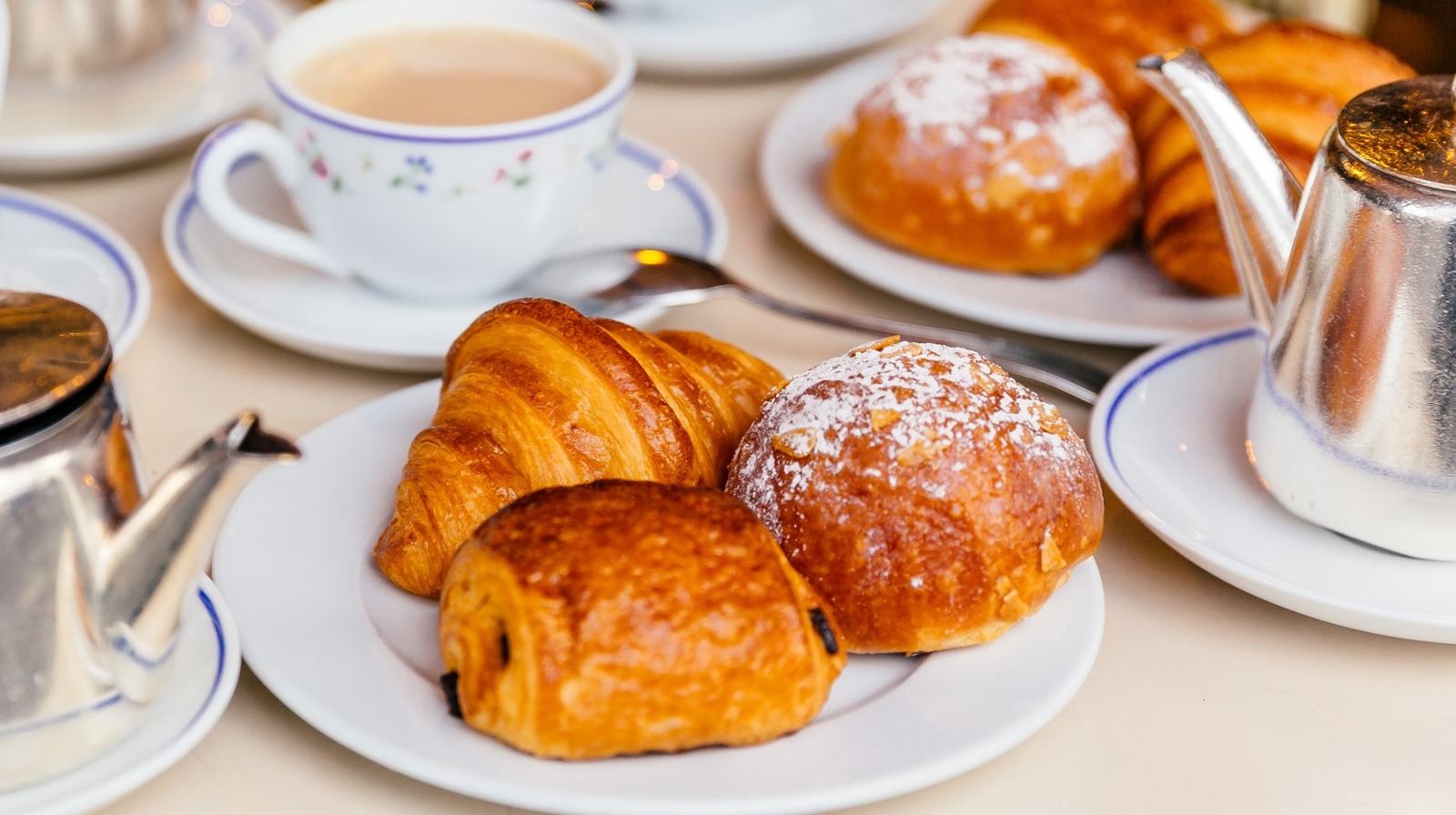 フランスの典型的な朝食スプレッドは次のとおりです