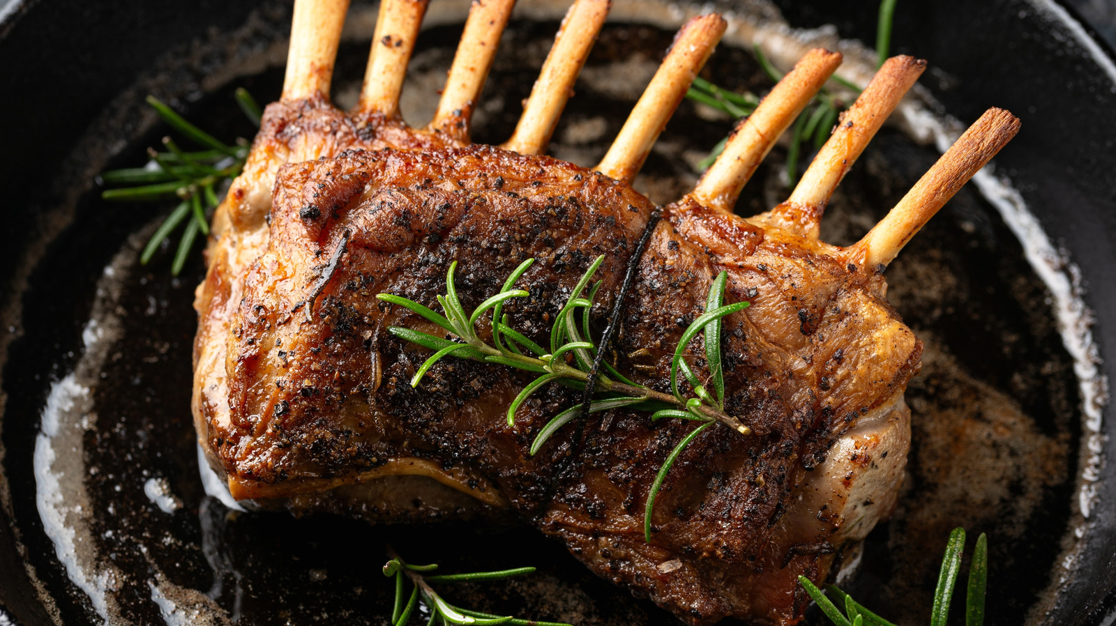 サクサクで風味豊かな皮を備えた際立ったラム肉のラックの作り方