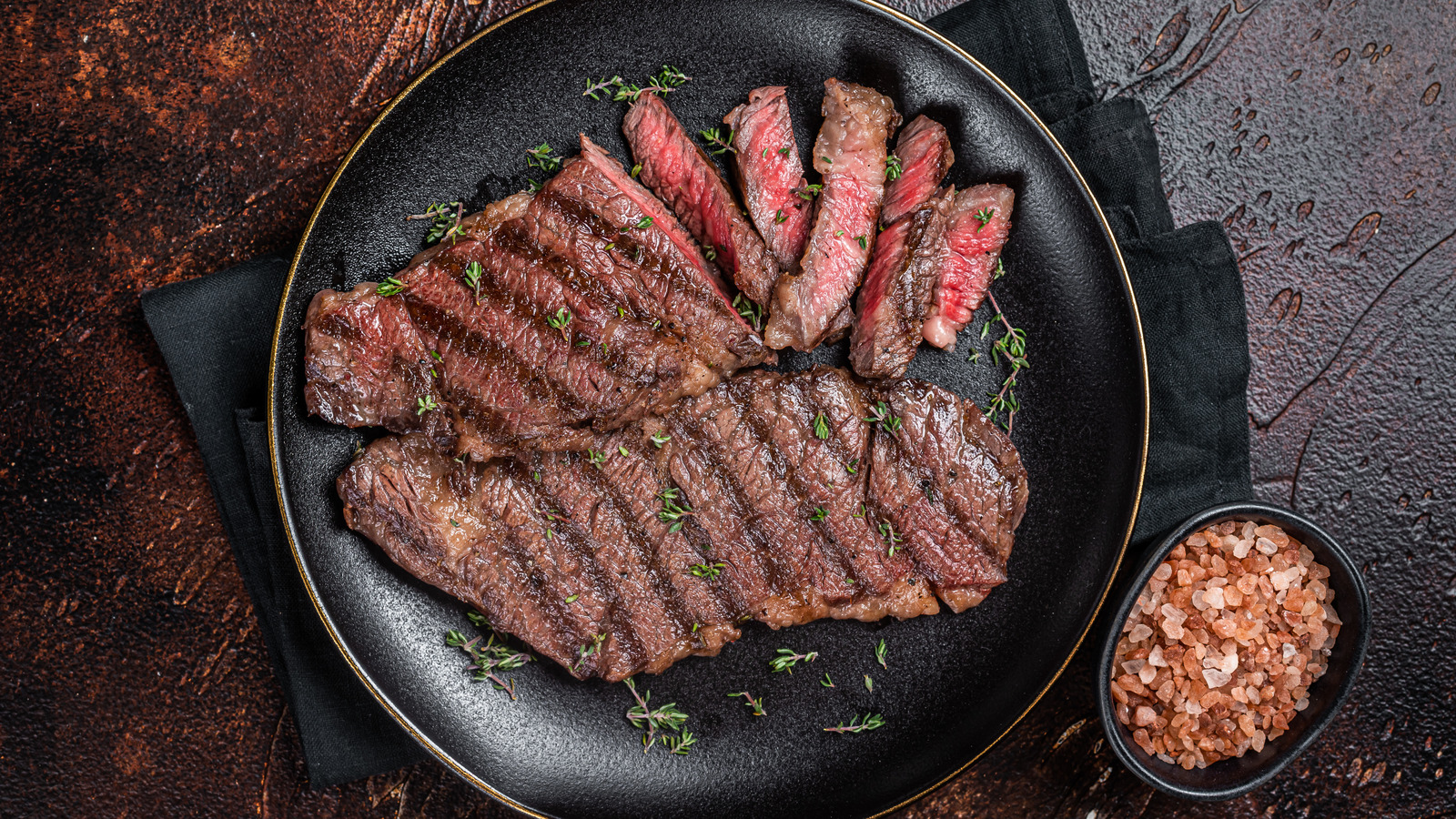 肉用温度計がない場合は、このケーキツールを使ってステーキの焼き加減をテストしてください