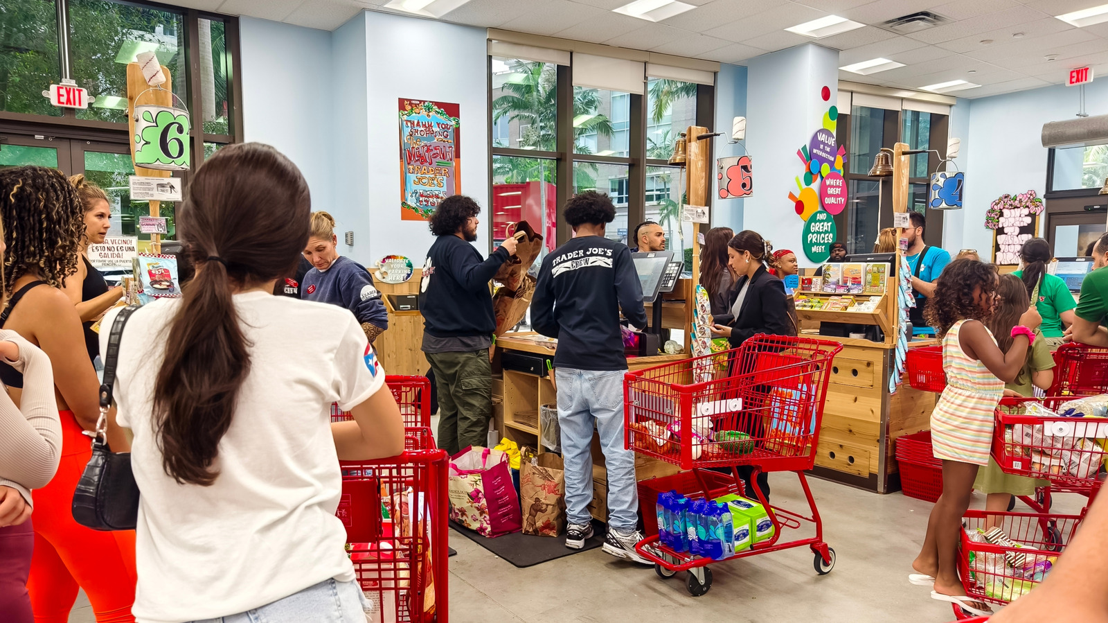 トレーダージョーズで自分の食料品を袋に入れるべきですか？