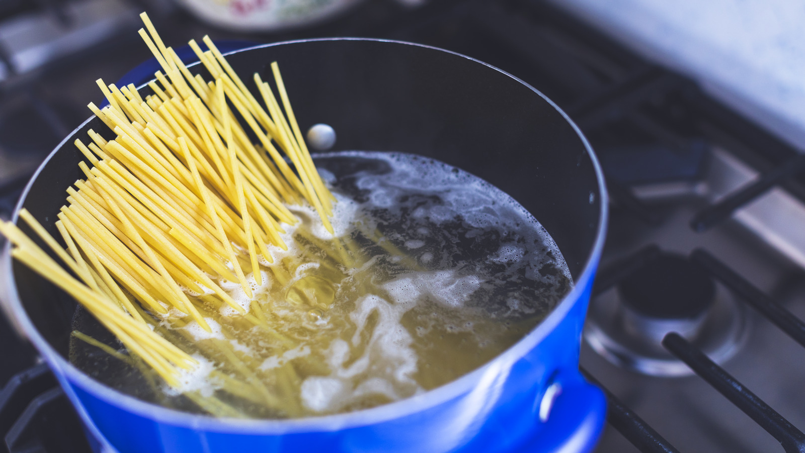 小さな鍋を使うのはなぜパスタを調理する最悪の方法かもしれません