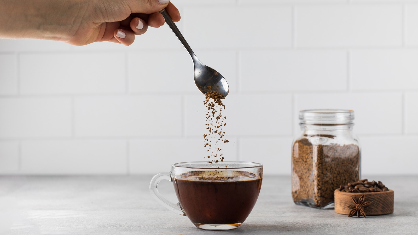 インスタントコーヒーを簡単な手順でカフェで淹れたような味に